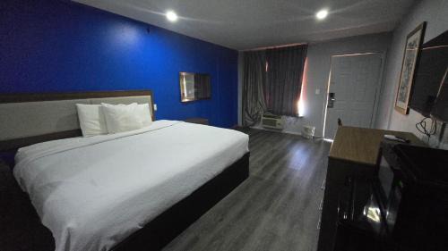Prentiss Hotel | Budget-Friendly Stay at Jeffersonian Motor Inn for Families