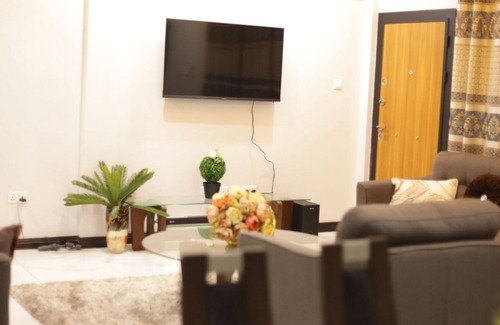 North Kaneshi Apartment | Elegant Jeffston Court Apartment - Ideal for Families