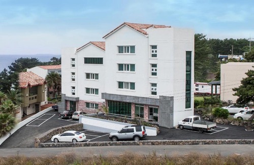 Namwon House | Guest Rated 10/10: Jeju Aria Pension with Kitchen Amenities