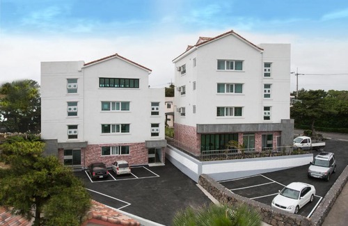 Namwon House | Guest Rated 10/10: Jeju Aria Pension with Kitchen Amenities
