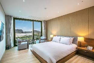 Seongsan Hotel | Discover Jeju Attirance: Oceanfront Views & Family-Friendly