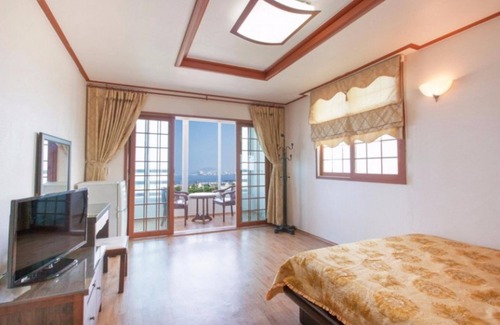 Downtown House | Eco-Friendly Jeju Badagasuimteo Pension with Breakfast & Kitchen