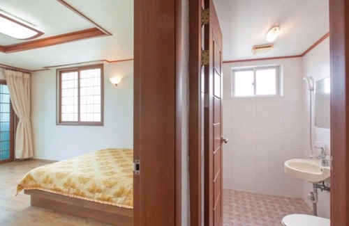 Downtown House | Eco-Friendly Jeju Badagasuimteo Pension with Breakfast & Kitchen