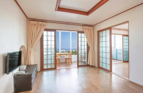 Downtown House | Eco-Friendly Jeju Badagasuimteo Pension with Breakfast & Kitchen