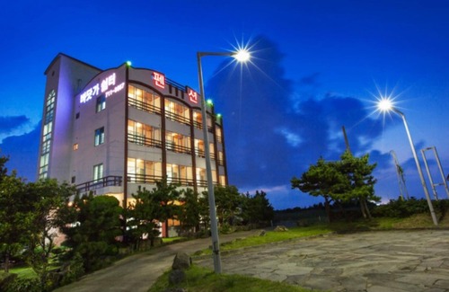 Downtown House | Eco-Friendly Jeju Badagasuimteo Pension with Breakfast & Kitchen