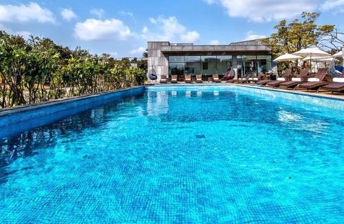 Pyoseon House | Jeju Breeze: Family-Friendly Hotel with Pool & Hot Tub