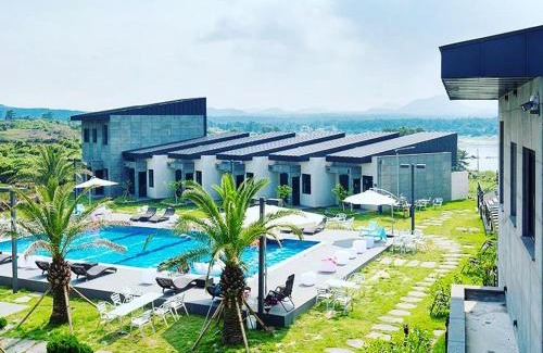 Jongdal-ri Resort | Relax at Jeju Christmas Resort with Pool and Pet-Friendly Stay