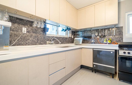 Jungmun House | Family-Friendly Jeju Dalbam Pension with Kitchen Amenities