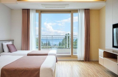 Daecheon-dong Hotel | Experience Jeju M Resort: Family-Friendly with Pool Access