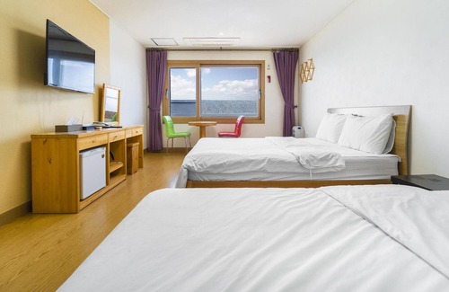 Downtown House | Cozy Jeju Samda Hostel: Family-Friendly with Kitchen Access