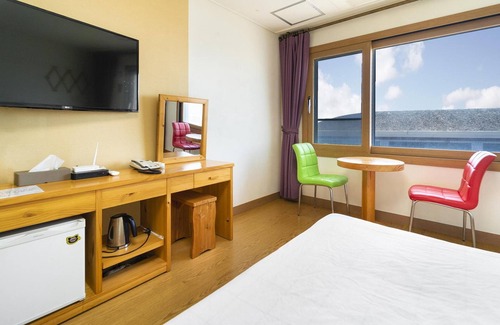 Downtown House | Cozy Jeju Samda Hostel: Family-Friendly with Kitchen Access