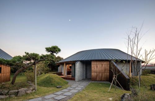 Seongsan Villa | Relax at Jeju Seuteisamdaloreum with Pool & Spa Amenities