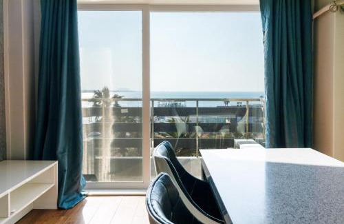 Aewol Hotel | Ideal Jeju Tovice Condo with Kitchen and Breakfast Options