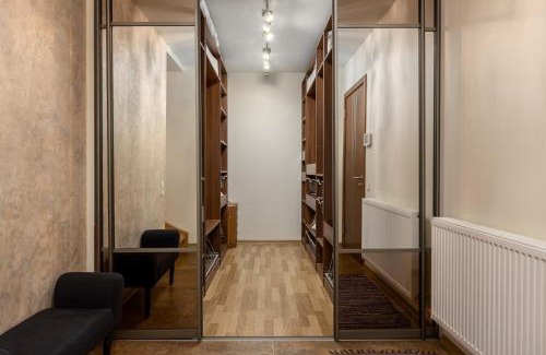 Maskavas Forstate Apartment | Elegant 4-Star Jekabpils 2 Apartment with Hot Tub & Kitchen