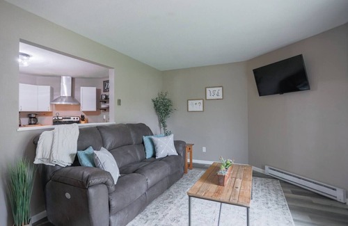 Weston Apartment | Jelinek Hideaway Unit 6: Pool Access & Breakfast Included