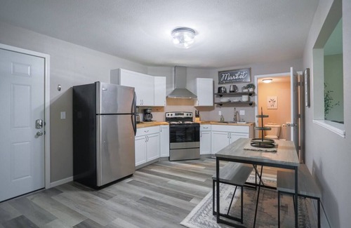 Weston Apartment | Jelinek Hideaway Unit 6: Pool Access & Breakfast Included