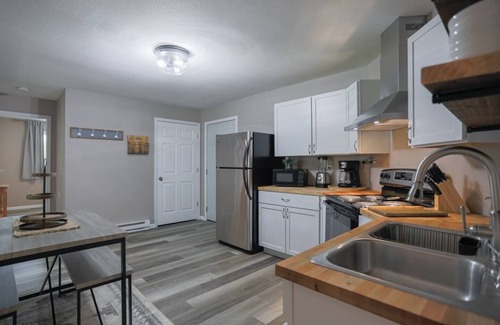 Weston Apartment | Jelinek Hideaway Unit 6: Pool Access & Breakfast Included