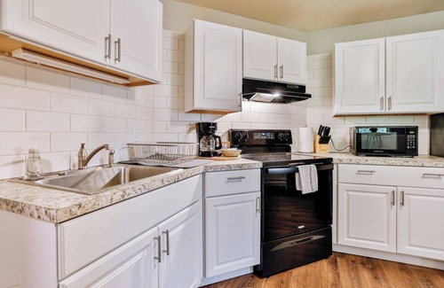 Weston Apartment | Jelinek Hideaway Unit 7 - Modern 1BR Apartment Near Aspirus & Downtown Wausau