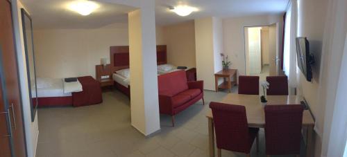 Misburg House | Discover Jelinski Beherbergungsstätten: Pet-Friendly Retreat