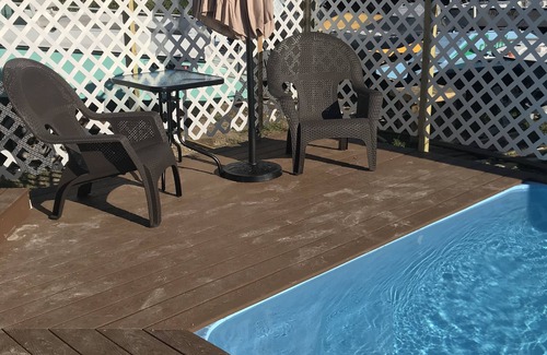 Cartwright House | Relaxing Jellyfish Cottage with Private Pool & Breakfast