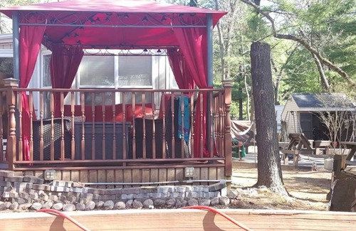 Warrens Cottage | Unforgettable Jellystone Warrens Cottage with Pool & Spa