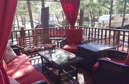 Warrens Cottage | Unforgettable Jellystone Warrens Cottage with Pool & Spa