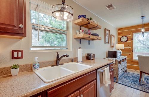 Jemez Springs Cabin | Cozy Jemez Springs Cabin with Deck & Scenic Mountain Views
