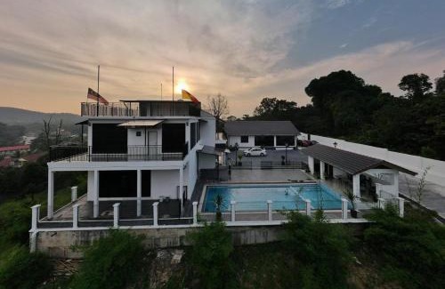 Kampung Rawa House | Discover Jenderam Hill Villa: Family-Friendly with Pool & Spa