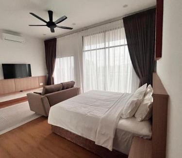 Kampung Rawa House | Discover Jenderam Hill Villa: Family-Friendly with Pool & Spa