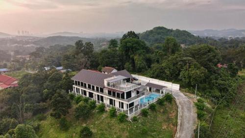 Kampung Rawa House | Discover Jenderam Hill Villa: Family-Friendly with Pool & Spa
