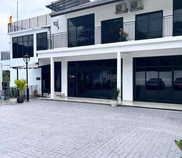 Kampung Rawa House | Discover Jenderam Hill Villa: Family-Friendly with Pool & Spa