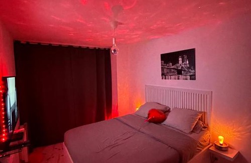 Montereau-Fault-Yonne Apartment | Relaxing Jennah Spa: Guest Rated 9.2 with Hot Tub & Dining