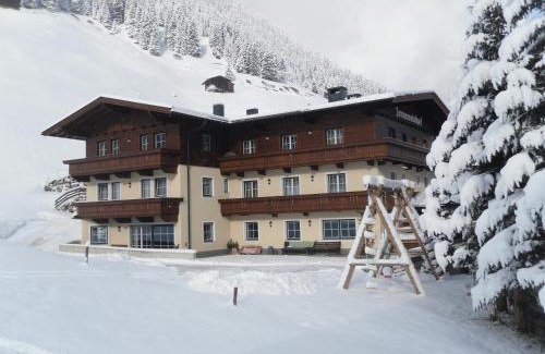 Madseit House | Jenneweinhof: Guest Rated 10/10 with Hot Tub & Kitchen