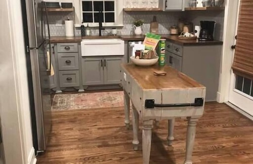 Laurel House | Family-Friendly Jenny's Cottage with Pool Near Downtown