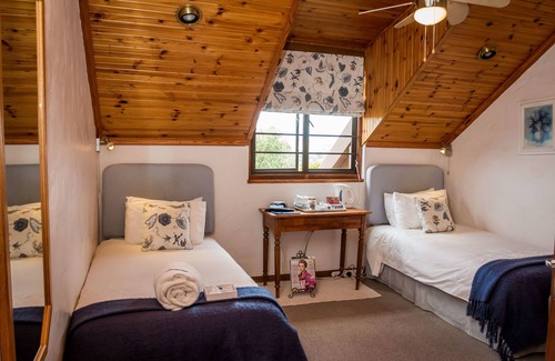 Grahamstown House | Exceptional Stay at Jenny's Guest House with Pool & Breakfast