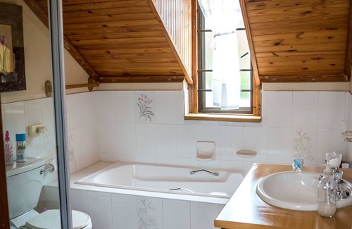 Grahamstown House | Exceptional Stay at Jenny's Guest House with Pool & Breakfast