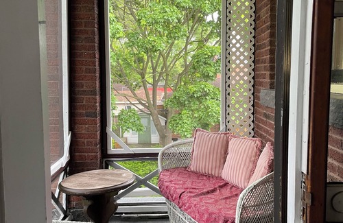 Welland House | Jenny’s Suites, historic house in Welland, 20 minutes from Niagara Falls.