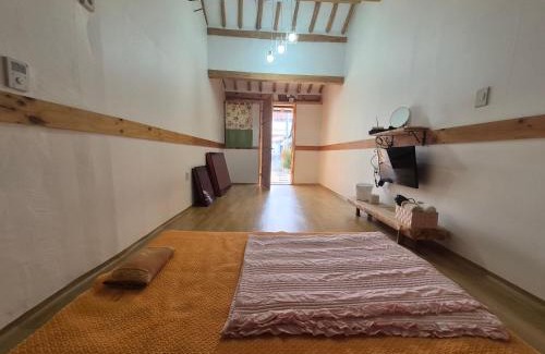 Jeonju House | Discover Jeonju Tosarang Guesthouse with Kitchen Access