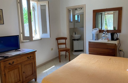 Vulcanello Hotel | Relax at Jerà Aloe B&B with Spa and Hot Tub Amenities