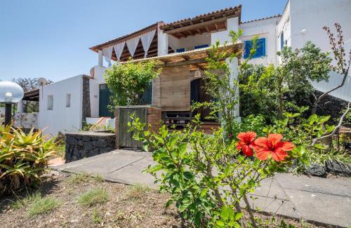 Vulcanello House | Seaside Retreat at Jerà C18 Bis with Family-Friendly Amenities
