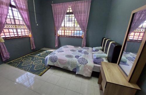Kampung Tohor House | Family-Friendly Jerai Geopark Cottage with Hot Tub