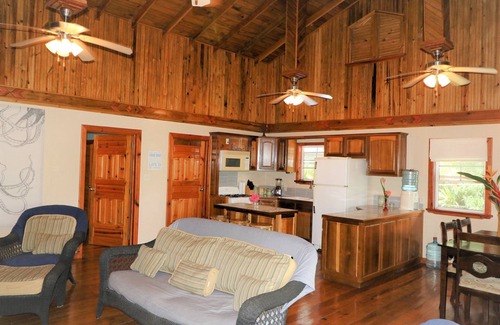 Isla de Utila House | Inviting Jerico Place: Family-Friendly 3 Bedroom Retreat