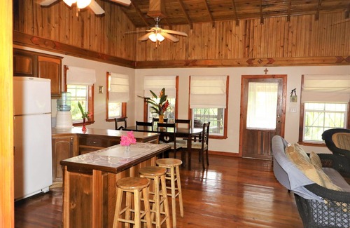 Isla de Utila House | Inviting Jerico Place: Family-Friendly 3 Bedroom Retreat