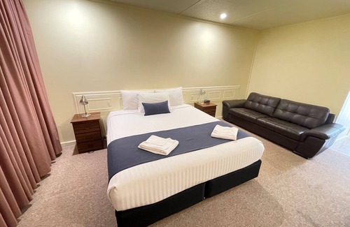 Jerilderie Hotel | Relax at Jerilderie Motor Inn with Pool and Breakfast Included