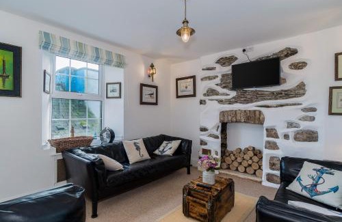 West Looe House | Cozy Jessamine: Restored Fisherman's Cottage Near Looe Harbour