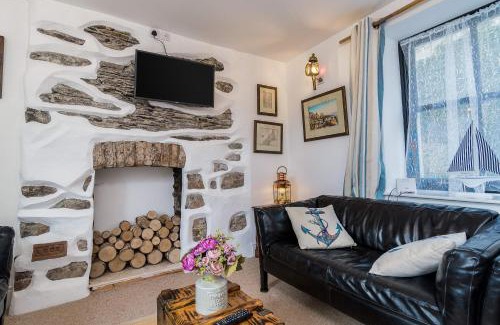 West Looe House | Cozy Jessamine: Restored Fisherman's Cottage Near Looe Harbour