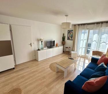 Limeil-Brevannes Apartment | Family-Friendly Retreat at Jessi Home with Pet Amenities