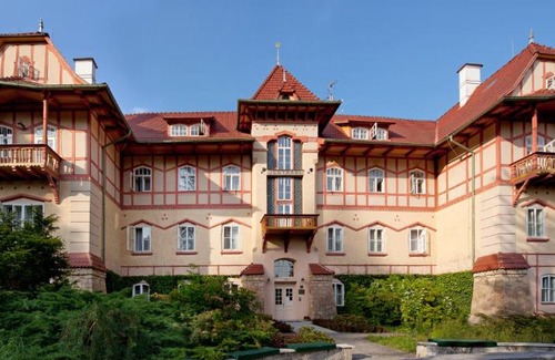 Luhacovice Hotel | Comfortable Stay at Jestřabí with Delicious Breakfast