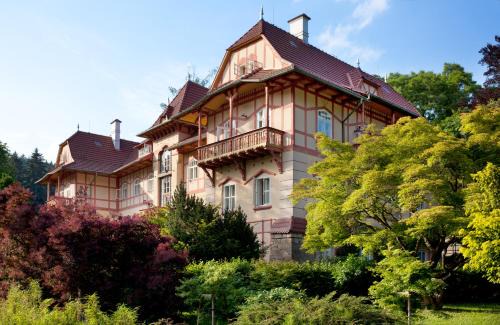 Luhacovice Hotel | Comfortable Stay at Jestřabí with Delicious Breakfast