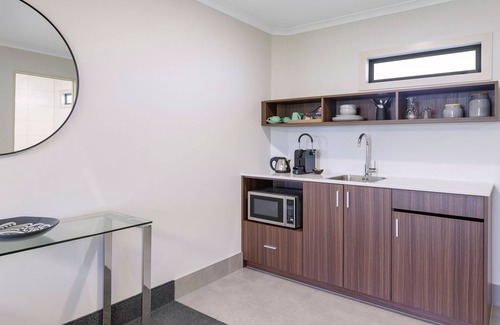 Rukuhia Hotel | Relax at JetPark Hotel Hamilton Airport: Pool & Spa Awaits